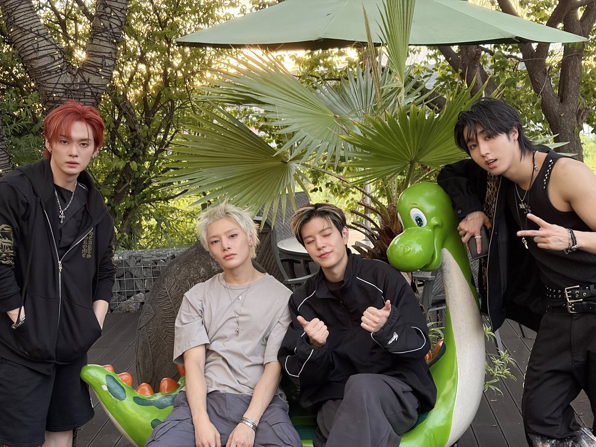 spearhyunnie's tweet photo. SEUNGMIN SENT A PICTURE OF HIM WITH LEEKNOW, JISUNG AND JEONGIN

🐶💭: we had a bit of free time so the four of us had a meal and hung out for a while ㅎㅎ han jisung caught a frog https://t.co/KCuOXBo9YY