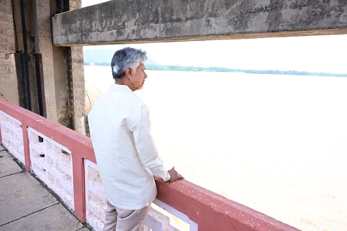 ncbn's tweet photo. విజయవాడ ప్రకాశం బ్యారేజ్ వద్ద గోదారమ్మ పరవళ్లను, నిండు కుండలా కళకళలాడుతున్న బ్యారేజ్‌ను పరిశీలించడం ఎంతో సంతోషాన్నిచ్చింది. పట్టిసీమ ప్రాజెక్ట్ ద్వారా ఈ సీజన్‌లో ఇప్పటివరకు 17.52 టీఎంసీల గోదావరి జలాలను కృష్ణా డెల్టాకు విజయవంతంగా తరలించాం. డెల్టాలోని తూర్పు, పశ్చిమ ప్రధాన కాలువలు, గుంటూరు ఛానల్ ద్వారా మొత్తం 7,158 క్యూసెక్కుల నీటిని పంటల సాగు కోసం విడుదల చేస్తున్నాం. ఎల్ నినో ప్రభావంతో తలెత్తిన వర్షాభావ పరిస్థితులను సమర్థవంతమైన నీటి నిర్వహణతో ఎదుర్కొంటూ, మన రైతన్నలకు సాగునీటి ఇబ్బందులు రాకుండా అన్ని చర్యలూ తీసుకుంటున్నాం.
