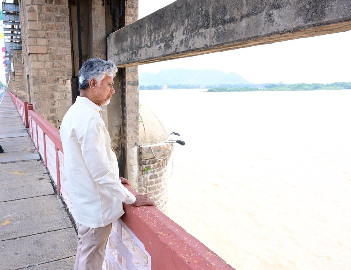 ncbn's tweet photo. విజయవాడ ప్రకాశం బ్యారేజ్ వద్ద గోదారమ్మ పరవళ్లను, నిండు కుండలా కళకళలాడుతున్న బ్యారేజ్‌ను పరిశీలించడం ఎంతో సంతోషాన్నిచ్చింది. పట్టిసీమ ప్రాజెక్ట్ ద్వారా ఈ సీజన్‌లో ఇప్పటివరకు 17.52 టీఎంసీల గోదావరి జలాలను కృష్ణా డెల్టాకు విజయవంతంగా తరలించాం. డెల్టాలోని తూర్పు, పశ్చిమ ప్రధాన కాలువలు, గుంటూరు ఛానల్ ద్వారా మొత్తం 7,158 క్యూసెక్కుల నీటిని పంటల సాగు కోసం విడుదల చేస్తున్నాం. ఎల్ నినో ప్రభావంతో తలెత్తిన వర్షాభావ పరిస్థితులను సమర్థవంతమైన నీటి నిర్వహణతో ఎదుర్కొంటూ, మన రైతన్నలకు సాగునీటి ఇబ్బందులు రాకుండా అన్ని చర్యలూ తీసుకుంటున్నాం.