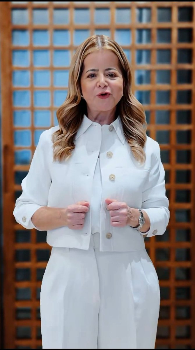 hanwenzhang1982's tweet photo. ¿Según Melquisedec, Elsa Noguera también estaría -presuntamente, por si acaso- relacionada con la santería? 

O tal vez el periodista ha construido una estadística que mide la proporción de veces que un político salga con ropa blanca. Y superado un cierto umbral, clasifica como sospechoso de santería. 

Porque me imagino que un periodista de ese talante debe formar sus opiniones en evidencias, cierto?