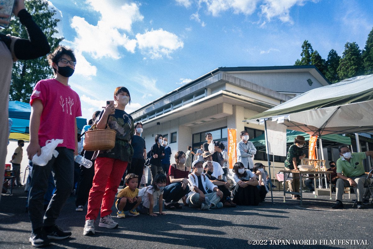 jwff_official's tweet photo. 監督のみなさんへ。
本物の観客の前で作品が輝く、そんな場所があります。Japan World Film Festivalは、ただ上映して終わる映画祭ではありません。 アーティストが本気で作品と自分を前に出せる、完全に監督のためのステージです。
行政やイベント会社が作った映画祭とは違います。
続きはスレッドで https://t.co/NeOElVwXjA