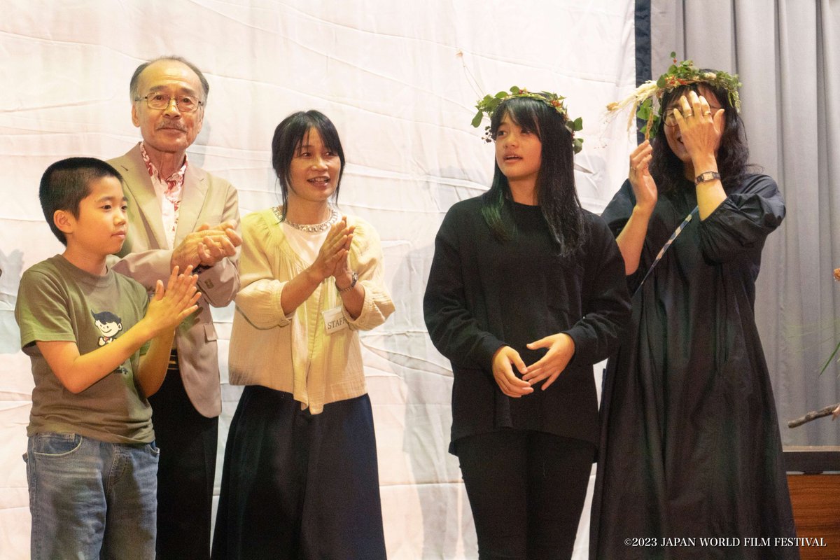 jwff_official's tweet photo. 監督のみなさんへ。
本物の観客の前で作品が輝く、そんな場所があります。Japan World Film Festivalは、ただ上映して終わる映画祭ではありません。 アーティストが本気で作品と自分を前に出せる、完全に監督のためのステージです。
行政やイベント会社が作った映画祭とは違います。
続きはスレッドで https://t.co/NeOElVwXjA