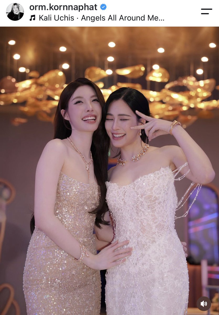 MaBung_Sone's tweet photo. ถามว่างานเมื่อคืน คุณหลิงสวยขนาดไหน ก็สวยขนาดที่ยัยออมลงรูปกางอาณาเขตทุกที่ คนที่สวยที่สุดในคืนนี้ของชี รูปคู่ลงทุกช็อต ลงรูปที่มีทั้งแฟนทั้งแม่ ส่วนรูปหมู่ก็แสดงความเป็นเจ้าของอีก อื้อๆๆ แม่รู้ค่ะว่าหนูชอบพี่คนสวย แม่ก็ชอบค่ะ รู้แล้วค่ะลูก 🥹 https://t.co/Dg6EZwIp47