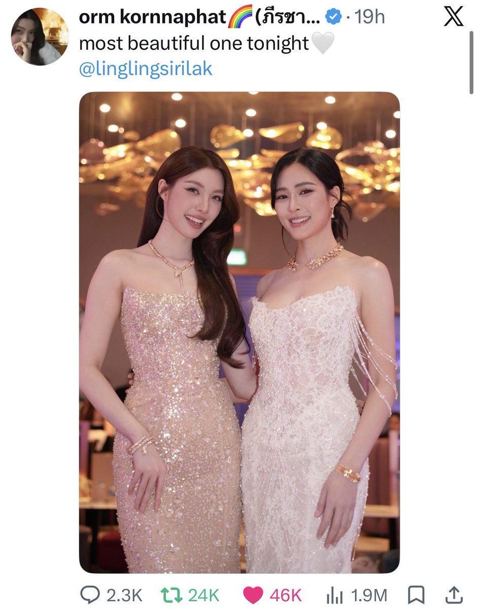 MaBung_Sone's tweet photo. ถามว่างานเมื่อคืน คุณหลิงสวยขนาดไหน ก็สวยขนาดที่ยัยออมลงรูปกางอาณาเขตทุกที่ คนที่สวยที่สุดในคืนนี้ของชี รูปคู่ลงทุกช็อต ลงรูปที่มีทั้งแฟนทั้งแม่ ส่วนรูปหมู่ก็แสดงความเป็นเจ้าของอีก อื้อๆๆ แม่รู้ค่ะว่าหนูชอบพี่คนสวย แม่ก็ชอบค่ะ รู้แล้วค่ะลูก 🥹 https://t.co/Dg6EZwIp47