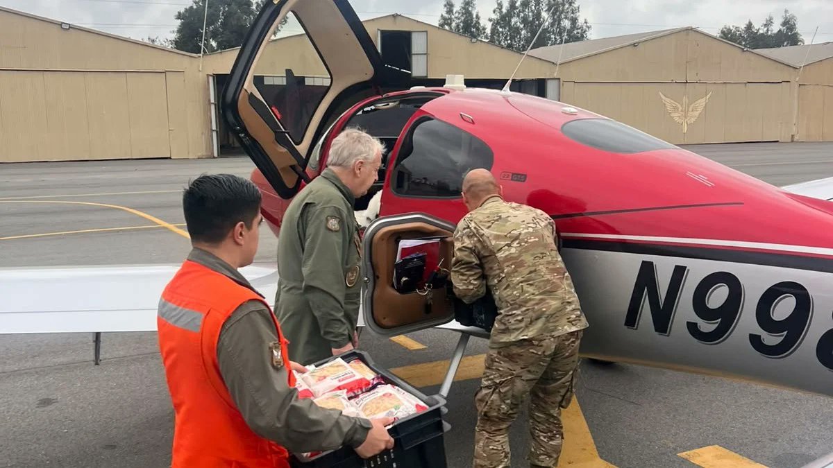Ejercito_Chile's tweet photo. #Reservistas de la Brigada Aviación Ejército se desplegaron hasta #MontePatria para trasladar ayuda humanitaria a las familias afectadas. Un despliegue aéreo y terrestre para conectar con las zonas de más difícil acceso. 🪖📦 #EjércitoEnAcción
👇 ¿Qué valor le asignas al rol de la Reserva en emergencias? 💬✍️

🔗 Revisa todos los detalles de este operativo en la nota web: https://t.co/WEcjMxTQuX