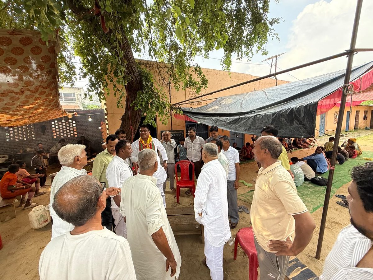 grabsudheer's tweet photo. आज दिनांक 9 अगस्त 2026 को अपनी विधानसभा 60, गढ़मुक्तेश्वर गांव - पसवाड़ा ( कार्यक्रम-2 ) में कांवड़ियों के लिए आयोजित विभिन्न सेवा शिविरों में जाने और श्रद्धालु कांवड़ियों की सेवा करने का सौभाग्य प्राप्त हुआ। 🙏🔱

महादेव की भक्ति में लीन इन शिवभक्तों की सेवा करना मेरे लिए सौभाग्य और पुण्य का अवसर है।

भोलेनाथ से प्रार्थना है कि सभी कांवड़ियों की मनोकामनाएं पूर्ण हों, उनकी यात्रा मंगलमय हो और महादेव की कृपा सदैव सभी पर बनी रहे।

हर हर महादेव! 🚩🔱 

एड. सुधीर चौहान
राष्ट्रीय प्रवक्ता (समाजवादी पार्टी)
विधान सभा-60 गढ़मुक्तेश्वर

@mediacellsp @samajwadiparty @yadavakhilesh @dimpleyadav @palshyamLalsp @proframgopalya1 @MPDharmendraYdv @shivpalsinghyad  @aashishsy @IqraMunawwar_ @Kamalakhtar25 
@ABPNews @news24tvchannel @ndtv @News18India @News18UP @ajjtaknews2 @ndtv 

#samajwadipartyofficial #AkhileshYadav #PDA #bholenath
#कांवड़