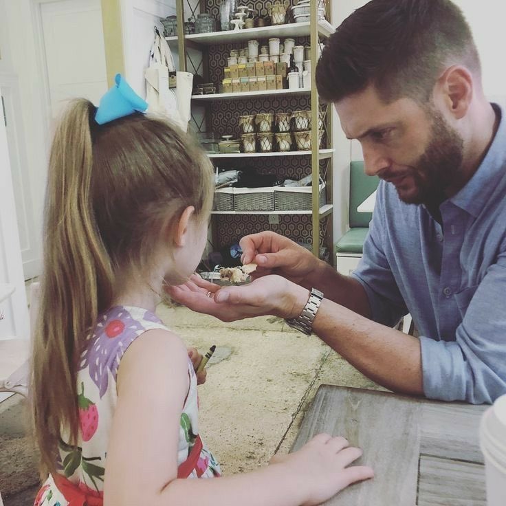 infoackles's tweet photo. Hoje, no Brasil, é dia de celebrar os pais. E nós não poderíamos deixar a data passar sem homenagear alguém muito especial para nós: Jensen Ackles.

Entre tantos lados do Jensen que admiramos, existe um que sempre desperta um carinho mais especial: o de pai.

Ao longo dos anos, tivemos a oportunidade de acompanhar um pouquinho dessa parte tão especial da vida dele. E que privilégio poder conhecer esse lado do Jensen e ver, mesmo que de longe, o carinho que existe nessa família que tanto amamos. É uma alegria poder acompanhar um pouco dessa família tão querida.

FELIZ DIA DOS PAIS! 🩵