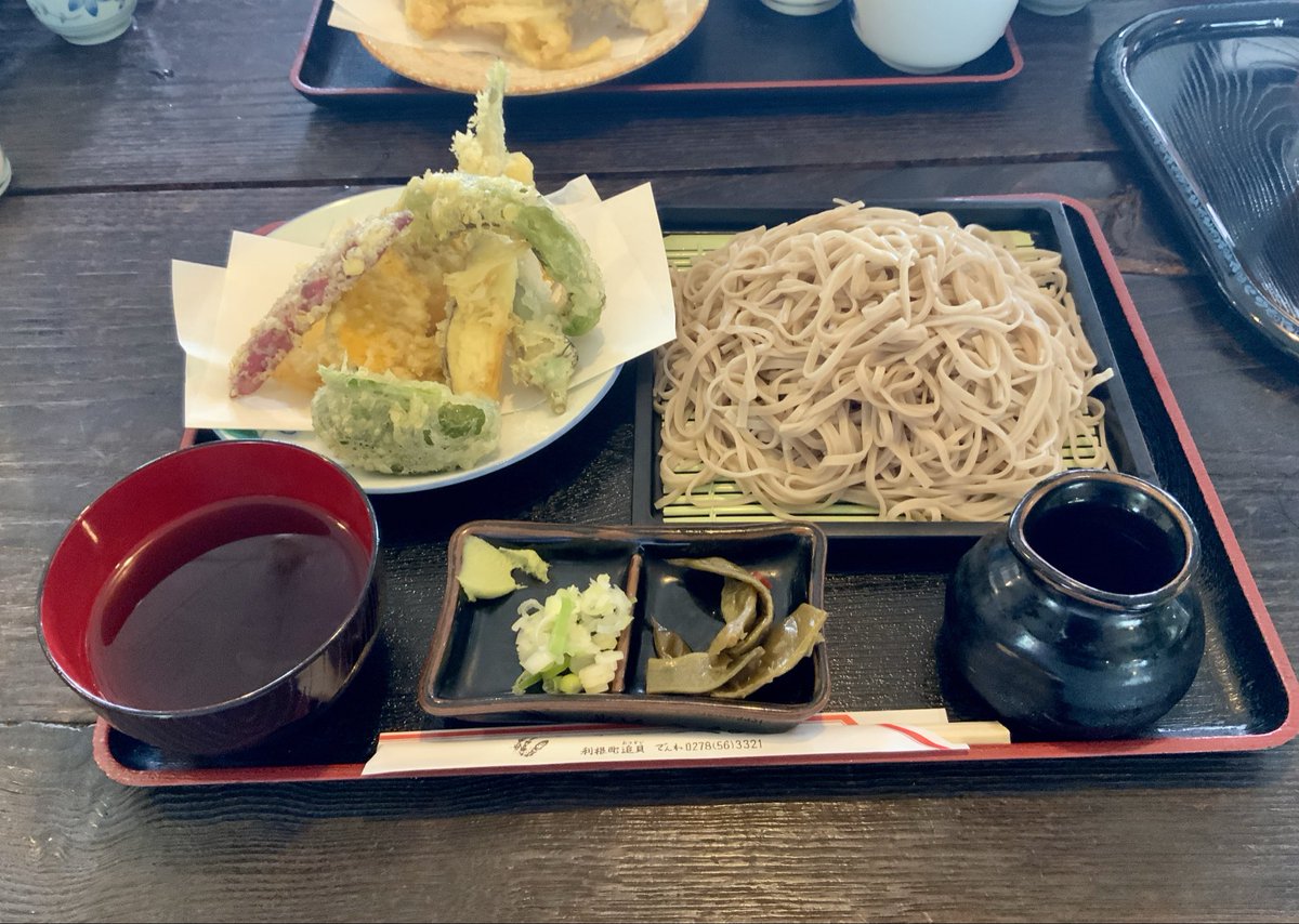 neiyelongzhi's tweet photo. 本日のお昼ご飯は定例の蕎麦どころつくしで友人達ととりました。😄夏限定の夏野菜の天盛り蕎麦を頂きました。😋
偶然にもa-chi・a-chiの誕生の起因となった牧水苑の伝説の女将と遭遇⁉️✨😳
縁は異なもの乙なもの✨😊🌈🌈🌈 https://t.co/dqajSO5ZFh