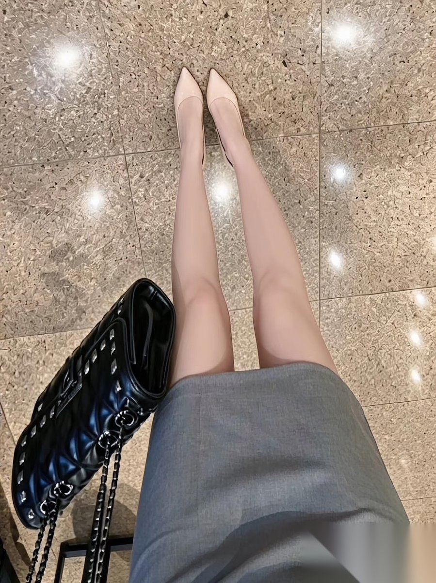 john110201's tweet photo. #上海 浦东 我觉得比谈情说爱省心一百倍的是搭子：不记纪念日不哄人，开心就约，不开心就散，龙阳路有同款没 ？？？
#反差日常 #精神小妹 https://t.co/rf7UhBLa9O