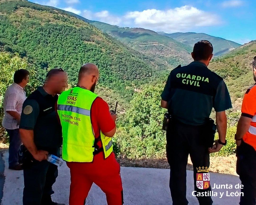 8Bierzo's tweet photo. Una mujer de 71 años con Alzhéimer, que viste un traje azul de volantes, pelo castaño y gafas, desapareció anoche en Santalavilla (Benuza). Un operativo formado por la Guardia Civil, Protección Civil, con drones y vecinos, la busca por el pueblo y los montes cercanos. La desaparecida no lleva teléfono móvil consigo y mide 1,55 metros de altura.