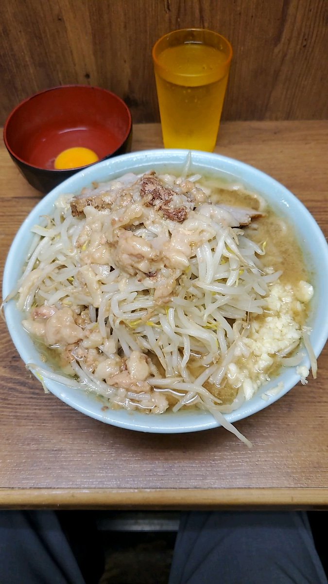 jilo_fuji_com's tweet photo. 二郎　池袋店
@ikejikabuji 

2026年176杯目
小ラーメンYNA+生たまご

1回目。噂のイケジ。直系氏曰く劇的に旨くなったとのことで2年振りに訪店。結果として大幅に改善した感。麺は極太。スープに旨味を感じた。歌舞伎よりはるかにマシ。並び少なめなのもいいね。土日行けるのもよき。 https://t.co/Oe8hvMW7wd