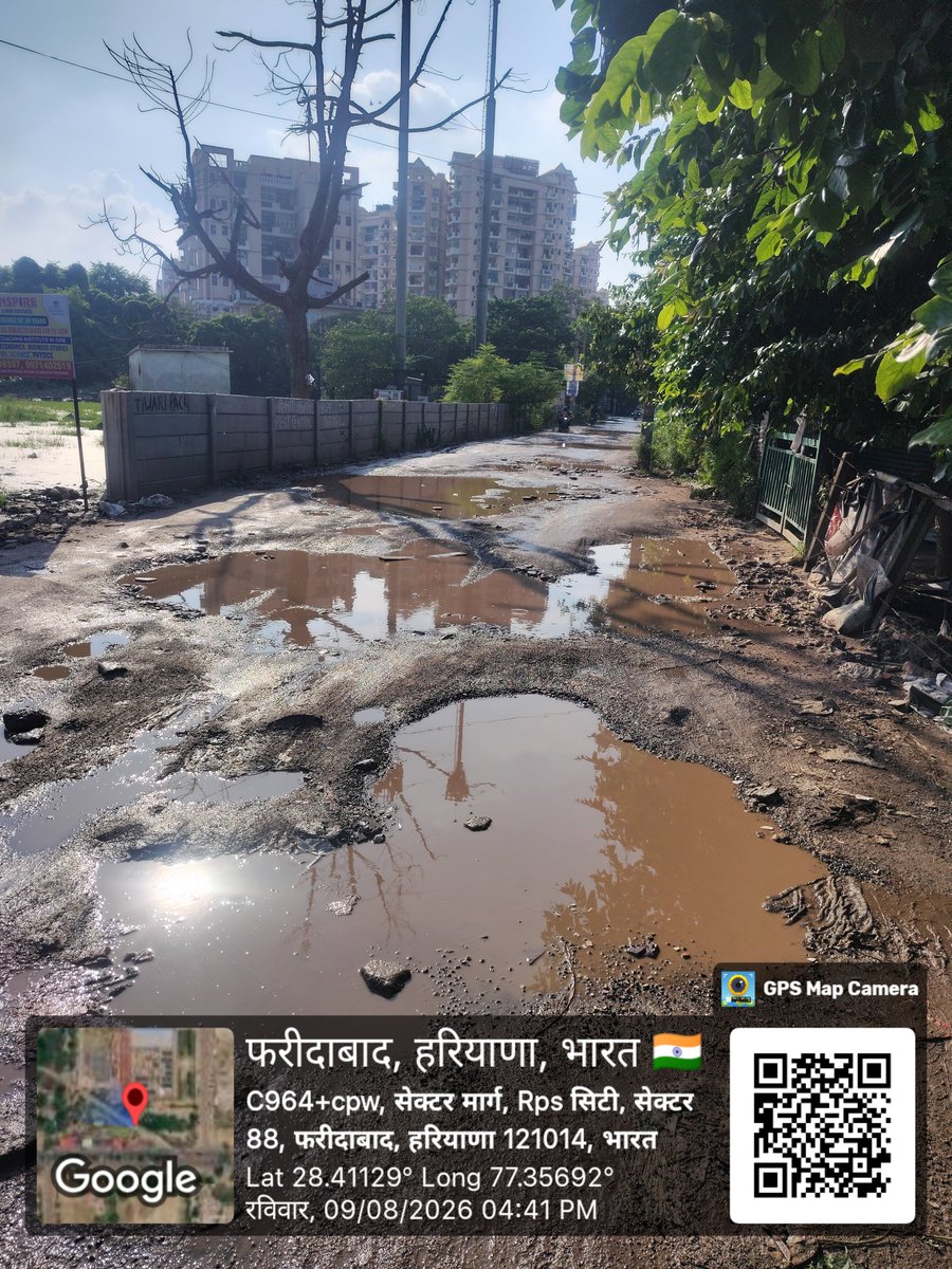 swasavana's tweet photo. @nitin_gadkari @KPGBJP @rajeshnagarfbd @cmohry @narendramodi @DC_Faridabad @DiprHaryana @mcf स्मार्ट सिटी फरीदाबाद में, सबसे बड़ी रिहायशी सोसायटी और सेंट पीटर्स स्कूल, सेक्टर-88 के बीच की यह सड़क चींख-चींखकर अपनी बदहाली की कहानी बयां कर रही है। 

आखिर कब जागेगा प्रशासन? https://t.co/olKWxrCSXf