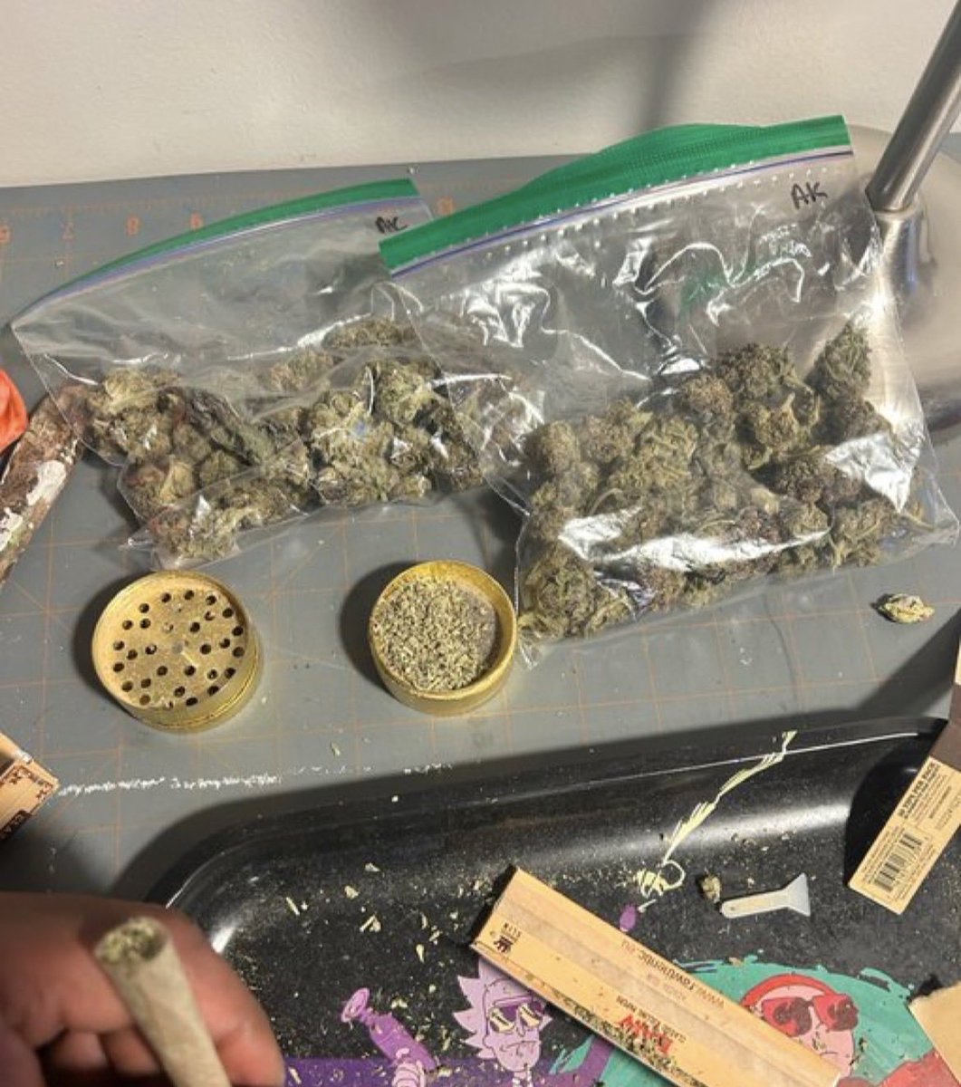 Blame1w's tweet photo. If you don't smoke weed, that's cool, but don't think you're somehow a better person than people that do. https://t.co/wZxVU5eAME