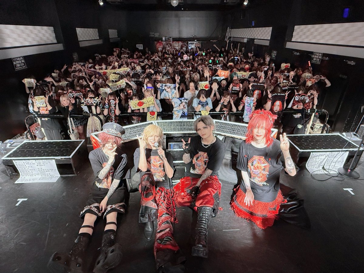Royz_official's tweet photo. 仙台公演お疲れ様でした！そしてソールドアウトありがとうございました㊗️🎉七夕祭りにも負けない熱気で最高のライブでした👍次は福岡公演！よろしくお願いいたします🔥🔥🔥🔥

#Royz https://t.co/e8F3tz9jT6