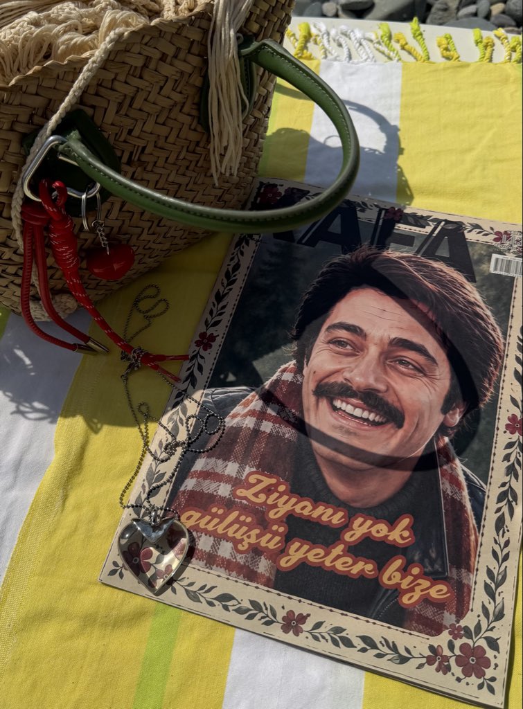 kafadergisi's tweet photo. Ağustos sayısı ve sizden gelenler 💛

📸: @bsrpmkc https://t.co/NUpUpKW7mR