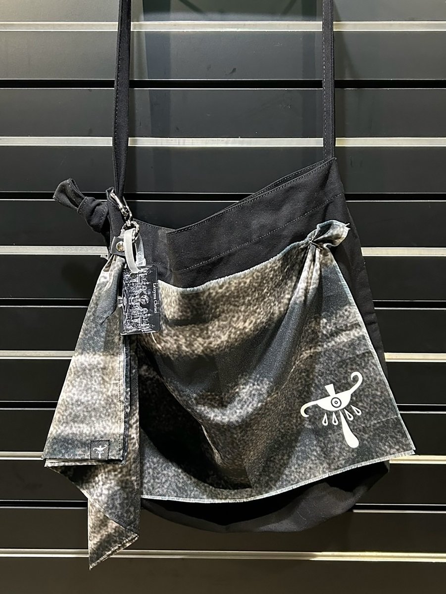 lacryma2025's tweet photo. 🌱”LC GARDEN"限定
✈️Night Flight〜Last Finale〜
MEMORIAL BACKDROP BAG SET
抽選販売決定！

実際ライブで飾られたバッグドロップの一部を１つ１つショルダーバッグに縫い付けいたします。
シリアルナンバー入りのラゲッジタグ風アクリルキーホルダー、ネクタイ風キーホルダーもセットになった"メモリアル"な限定アイテムです！

詳しくはこちら
https://t.co/2NfpaEhFp6

#LacrymaChristi
#ラクリマクリスティー
#ラクリマ