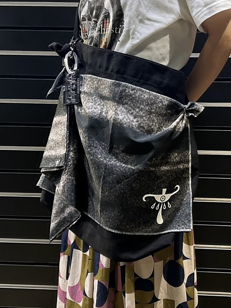 lacryma2025's tweet photo. 🌱”LC GARDEN"限定
✈️Night Flight〜Last Finale〜
MEMORIAL BACKDROP BAG SET
抽選販売決定！

実際ライブで飾られたバッグドロップの一部を１つ１つショルダーバッグに縫い付けいたします。
シリアルナンバー入りのラゲッジタグ風アクリルキーホルダー、ネクタイ風キーホルダーもセットになった"メモリアル"な限定アイテムです！

詳しくはこちら
https://t.co/2NfpaEhFp6

#LacrymaChristi
#ラクリマクリスティー
#ラクリマ