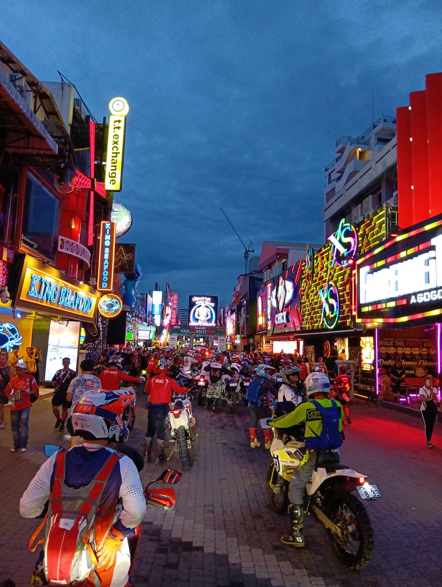 webike_offroad's tweet photo. パタヤウォーキングストリートをパレード中🎪
#AXCR
#アジアクロスカントリーラリー
#Webikethailand
#HONDA
#CRF250RALLY
#テクニクス
#ミシュラン
#SP忠男
#IPONE
#クロスパーク勝沼
#musashi
#fortienceconsulting
#welport
#PROPAK
#中央自動車大学校 https://t.co/xIkxig3gCd