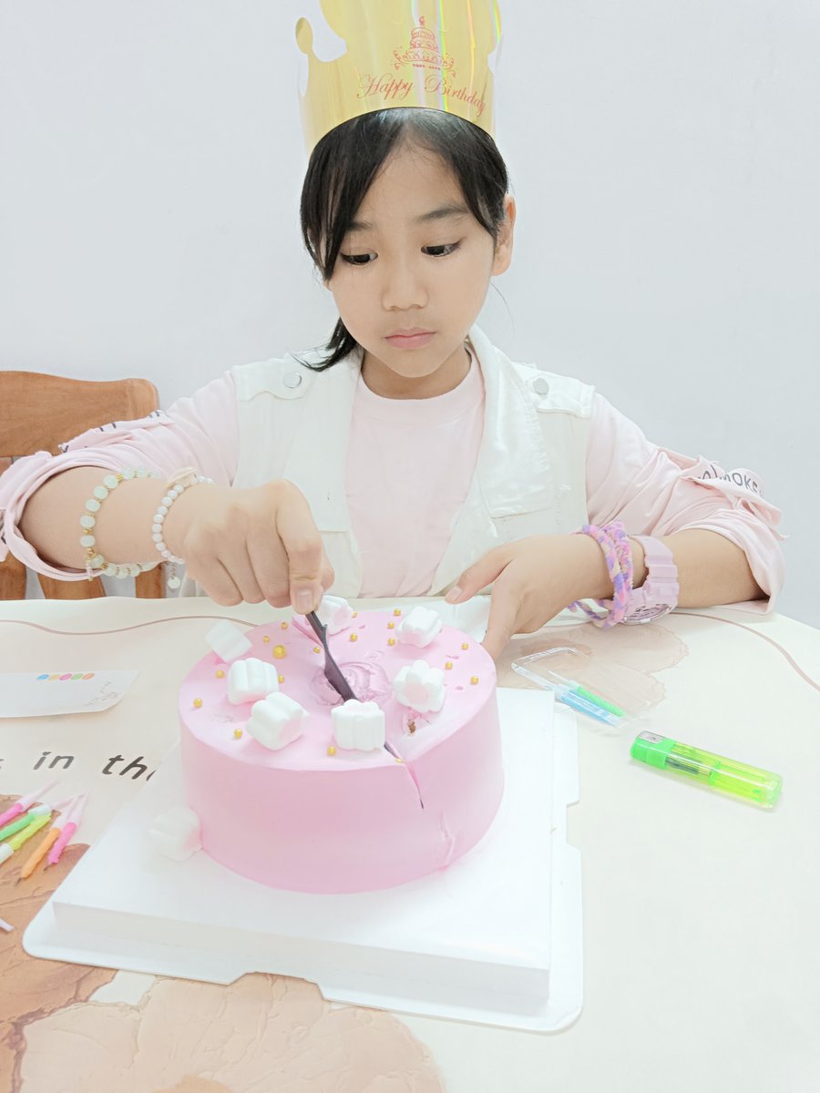 Allurrey's tweet photo. [Let’s make a paper crown together! Craft time = lots of laughs + silly selfies. Parent-kid bond goals ]， https://t.co/xxE0CJEtOV