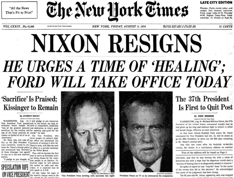 FavioCasarin's tweet photo. La renuncia de Nixon. Como funciona una democracia real
🗓️Un día como hoy, 9 de agosto de 1974, Richard Nixon renunciaba a la presidencia de los EEUU mientras cumplía su segundo mandato.
🕵️‍♂️Electo en 1969 para su primera presidencia, en noviembre de 1972 renovó su mandato con más del 60% de los votos. Durante la campaña presidencial, dos asesores de Nixon fueron arrestados al intentar instalar micrófonos clandestinos en la sede del Comité Nacional Demócrata, en el edificio Watergate de Washington. 
📌En un primer momento, el presidente estadounidense intentó evadirse de las denuncias, evitar las interpelaciones y hasta rehusarse a los pedidos de la Justicia de entregar material sensible de la Casa Blanca. Sin embargo, pronto la Corte Suprema de Justicia dictaminó en su contra y, ya cerca del juicio político, Nixon debió renunciar. Era el 8 de agosto de 1974. Un día más tarde, asumiría el vicepresidente Gerald Ford.
📌La renuncia de un presidente en una verdadera democracia, no pone en peligro al sistema y se demostró en el país más poderoso de la Tierra, donde el Presidente renunció a menos de 2 años de haber obtenido más del 60 % de los votos. 
📌Se ha instalado en democracias endebles como las latinoamericanas que los presidentes deben concluir su mandato de cualquier modo, aún con fuertes denuncias y hechos de corrupción. Nada más falso e hipócrita, inventando obvio por los mismos actores a los fines de perpetuarse en su poder y carrera delictiva. En una democracia real, si un presidente no cumple su función, renuncia, y el país debe seguir funcionando normalmente. Una verdadera República, tiene tres poderes, aunque pareciera que todo el poder es de uno solo.