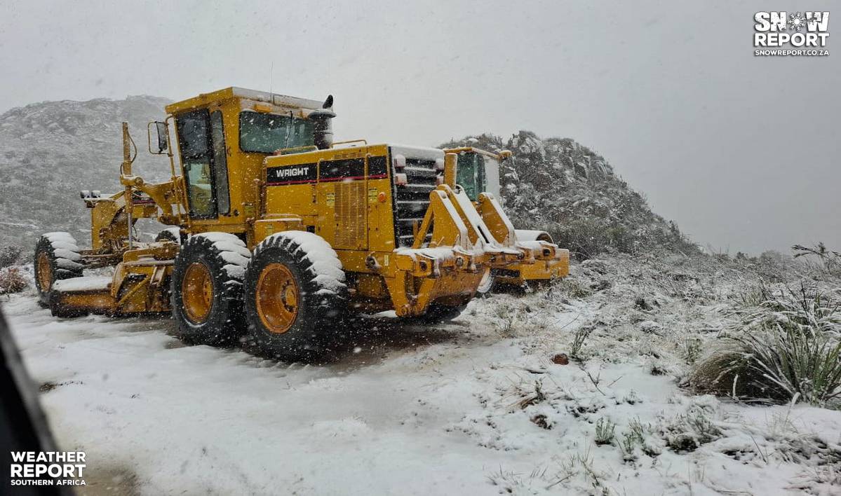 SnowReportSA's tweet photo. ❄️SNOW coming down in the Western Cape already and plenty more on the way across the country. Photos and forecast at https://t.co/qs5oMScTA4 #snowreportsa #africansnow #weather #joburgsnow https://t.co/kWLwaCq2wV
