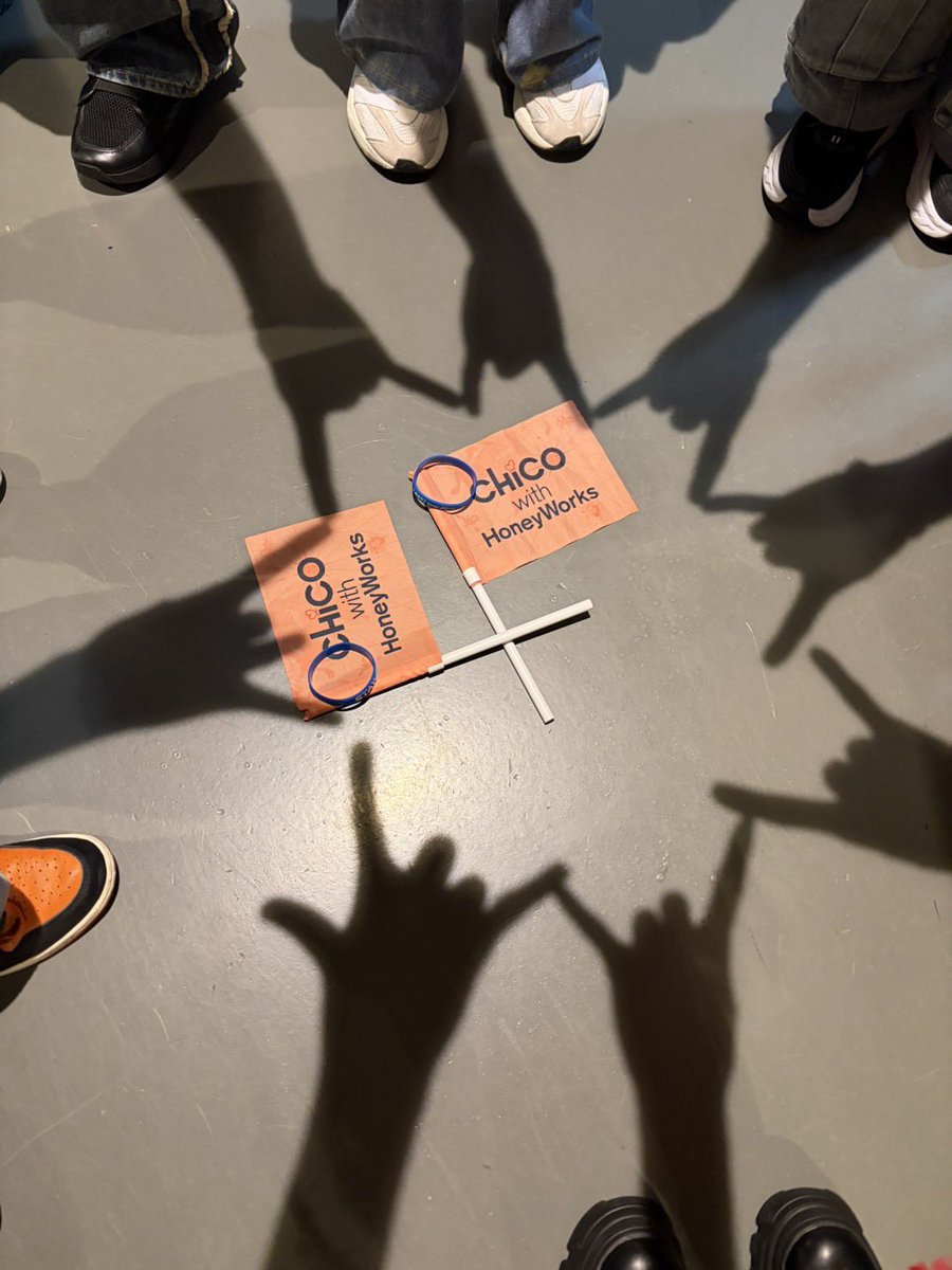 CHiCOxxx_tweet's tweet photo. LAWSON presents
CHiCO with HoneyWorks
i BEST tour 2026 -STAY WITH YOU-

2026/08/09
東京・Zepp Haneda (TOKYO)

1ヶ月ぶりの東京公演でしたがすんごい熱量でした…🔥
待っててくれた東京の民ありがとう！

また羽田に帰って来れるように頑張るね💪
私たちの大切な場所✨
つぎはバナナジュース飲めますようにーっ
#チコハニ_iBESTtour