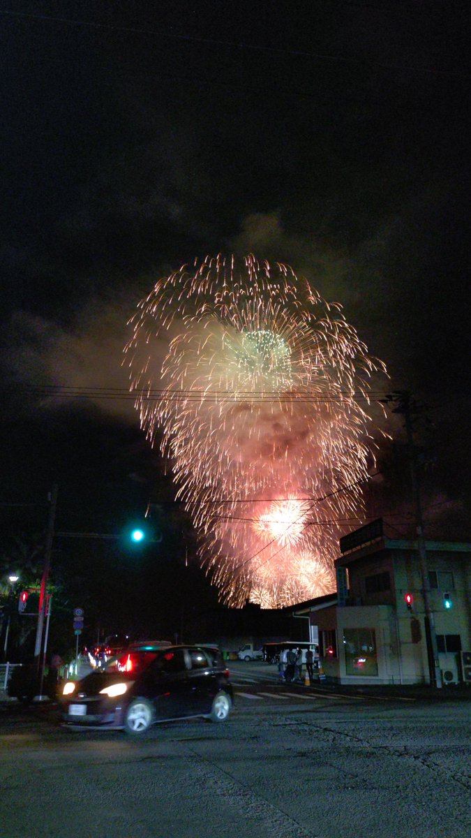yorumo_neru's tweet photo. ちょっと外に出て……でこのレベルは本当に最高だった。
近所の人たちとなんとなく集まってブロック塀に腰掛けたりしながら花火を満喫。結局１時間まるっと見ちゃった！ https://t.co/L9UTKrF3Es