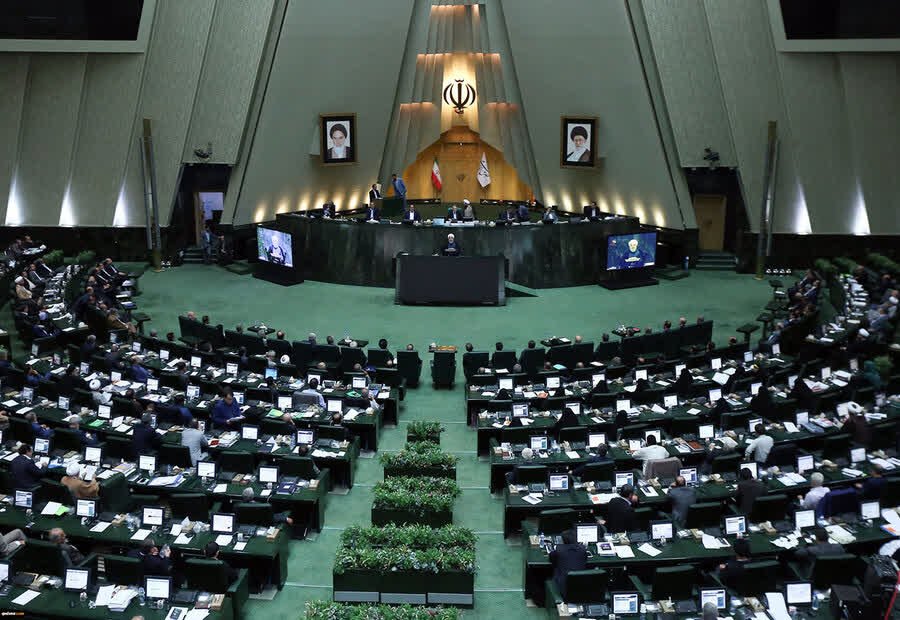 khatemoghadam11's tweet photo. ۲۹۰ نماینده از پس یک نفر برنمی‌آیند؟! مجلس با سلیقهٔ شخصی قالیباف تعطیل می‌شود و شما ساکتید. سکوت در برابر بی‌عملی یعنی مشارکت در بی‌عملی. تکان بخورید؛ تاریخ خواهد نوشت: ۲۹۰ نفر بودند و یک نفر آن‌ها را تعطیل کرد.
#قالیباف
#دیکتاتور
#نمایندگان 
#مجلس https://t.co/JkLDsMjtPz