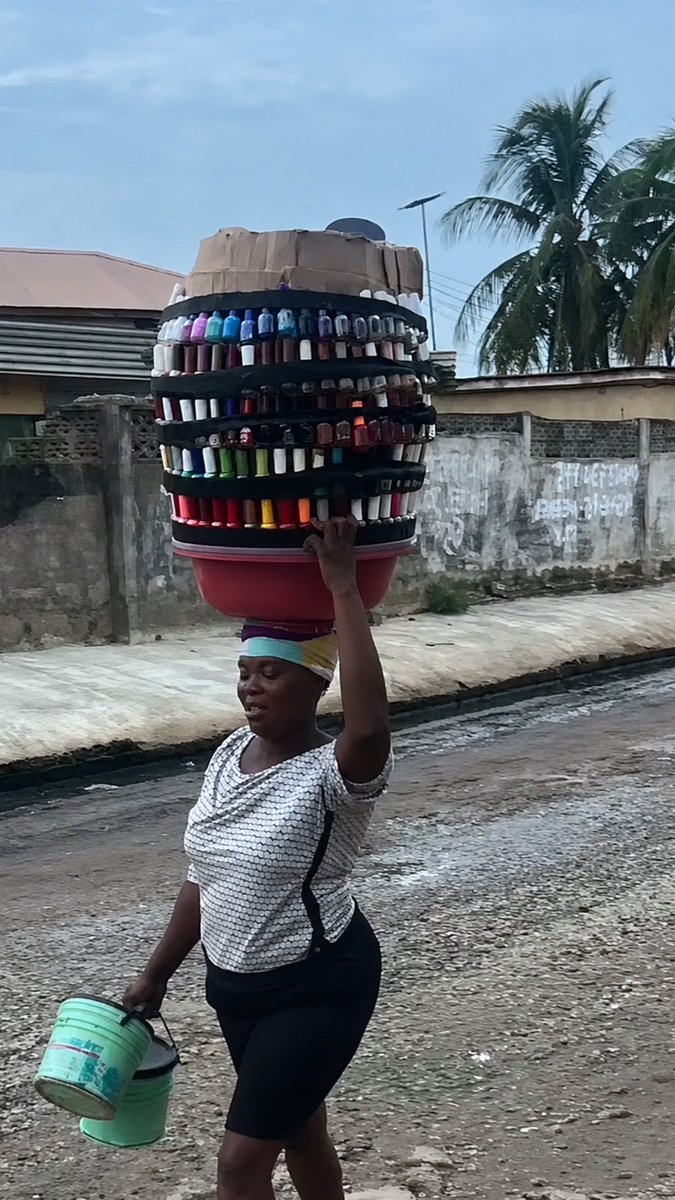 OlayemiKomolaf4's tweet photo. Before the existence of Nail techs , these roadside women sabi 😅 https://t.co/7qPwwgHCSq