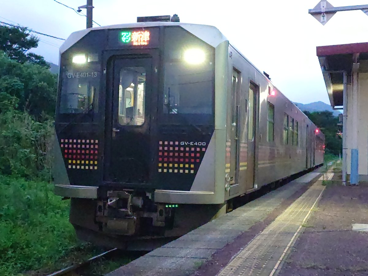 k_kohya's tweet photo. 馬下19:28ＪＲ東日本磐越西線普通新津行き2245D
新津19:5420:41ＪＲ東日本羽越線普通鼠ヶ関行き837D

ばんえつ物語号が来ないなら撮影地にいてもしゃーないんで、馬下駅に戻り新津行をひたすら待つ‥と思いきや18:38に到着した列車が早々に乗せてくれたので、快適に待てました。
新津に戻り、さらに進みます。