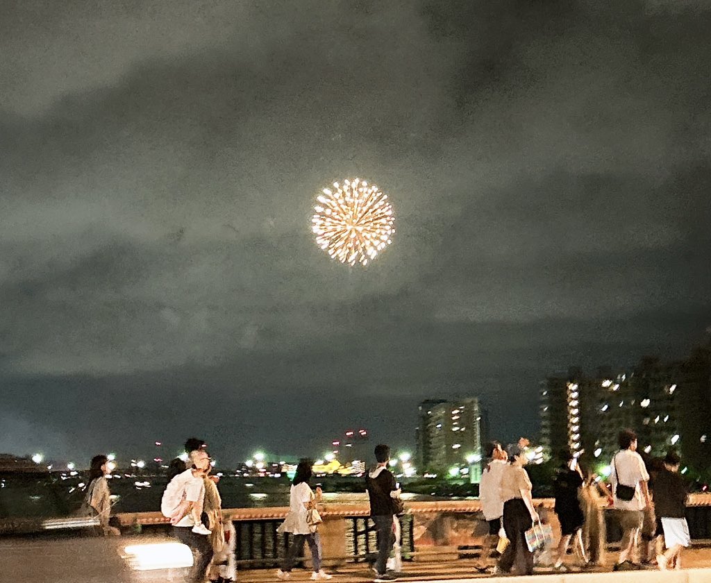 nuco_BD's tweet photo. これは萬代橋から見えた花火 https://t.co/mppzJV3wMj