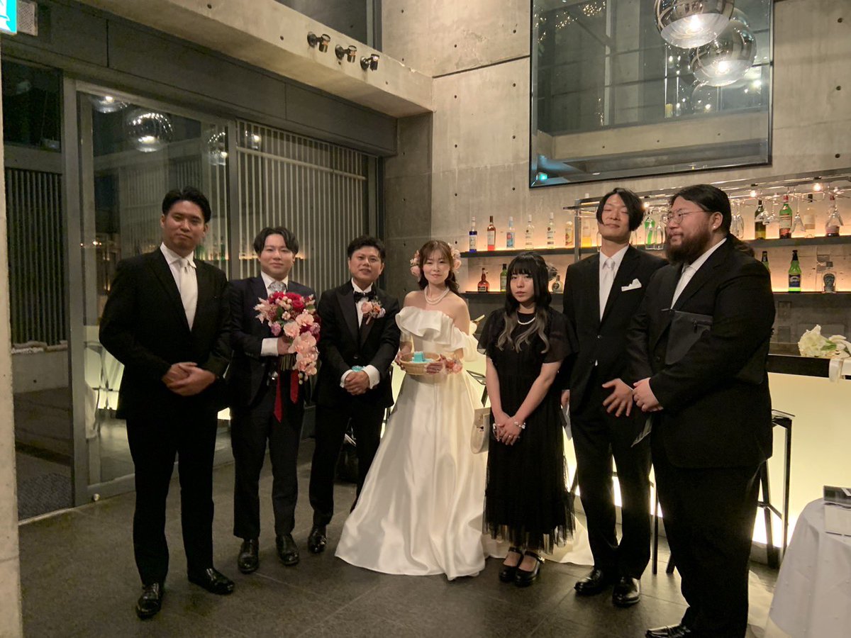 dropofalice's tweet photo. 令和8年8月8日に結婚式を行いました。
そうなんです、結婚しました。
家族間だけの式でしたが、嫁に無理言ってAlice Kitelaと朱迦の現メンバーに列席してもらいました。バンドメンバーは家族です。
引き続きバンドはやって行きます。ご報告でした。 https://t.co/bnReuYFNxt