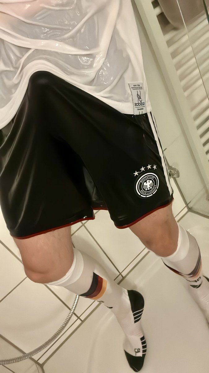 KinkyGermanLad's tweet photo. Cooling down a bit 🥵🤤💦😈 #soccerboy #soccergay #gaychav #wetgay #scallylad #scallygay #adidas https://t.co/54oeR7Z2Em