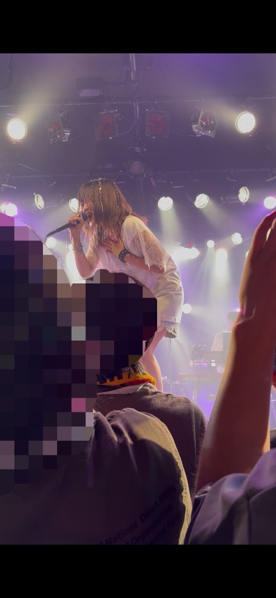 bananecinnamon's tweet photo. レースでアレンジされたツアーTシャツがとっても似合ってるJunnaちゃん🫶
整番2桁だったので3列目入れてめっちゃ近くでライブを楽しめました✨ https://t.co/Dkt317W0bk