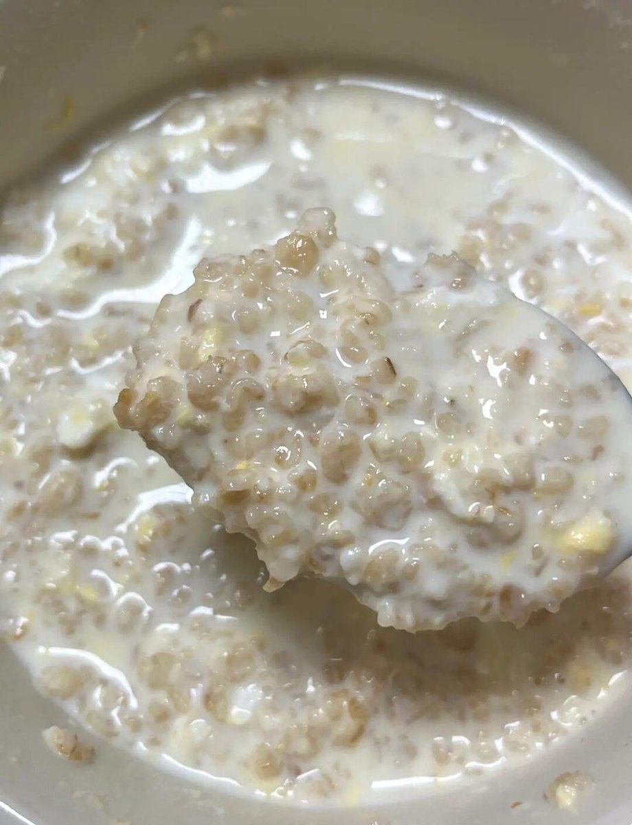 CouteauPlayer's tweet photo. My go-to busy weekday breakfast: oatmeal topped with fresh blueberries and a dash of honey! Quick, sweet, and keeps me full all morning ， https://t.co/yZ7Hfel6C8