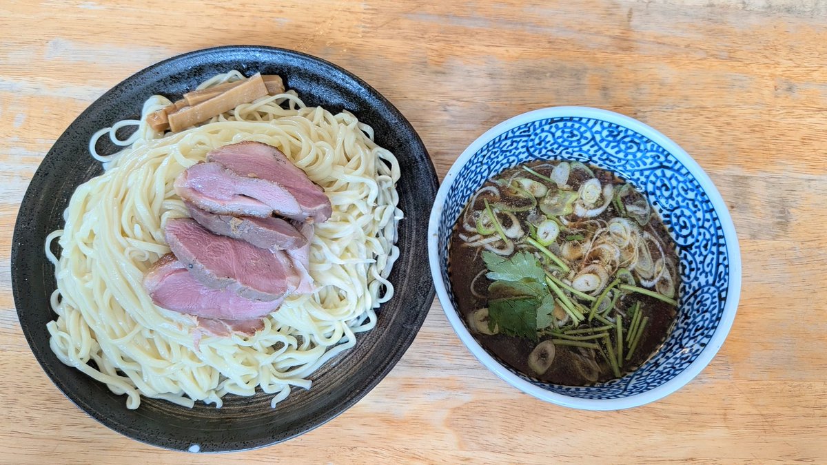 MeeranTakuo's tweet photo. さくら市@サクラソバストア✴️鴨南蛮つけそば（大盛）🦆🍜牡蠣ぺ和え玉🦪🍜9時過ぎに訪問🚙タイミング良く、待ち無し👌つけ汁、鴨チャー🐴〜🎵うどんチックな平中太麺も良い感じ👌牡蠣ぺ和え玉はやめられない😁🎵今日も、ごちそうさまでした😌🖐️ https://t.co/nPK62kPWK3
