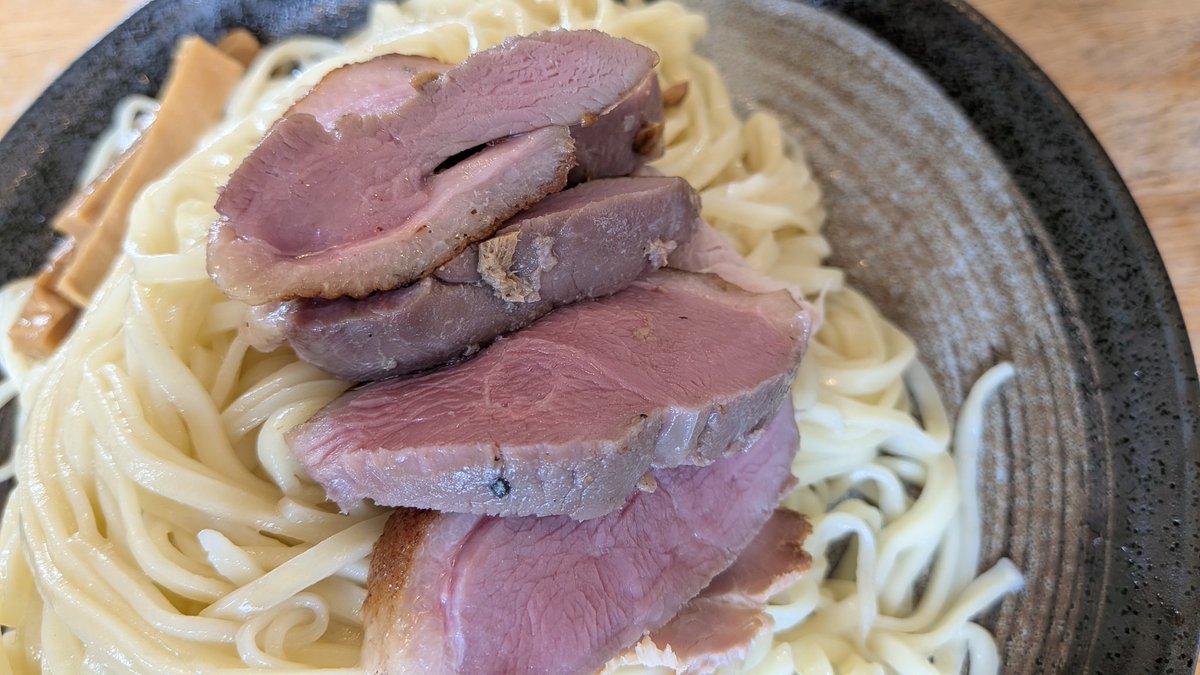 MeeranTakuo's tweet photo. さくら市@サクラソバストア✴️鴨南蛮つけそば（大盛）🦆🍜牡蠣ぺ和え玉🦪🍜9時過ぎに訪問🚙タイミング良く、待ち無し👌つけ汁、鴨チャー🐴〜🎵うどんチックな平中太麺も良い感じ👌牡蠣ぺ和え玉はやめられない😁🎵今日も、ごちそうさまでした😌🖐️ https://t.co/nPK62kPWK3