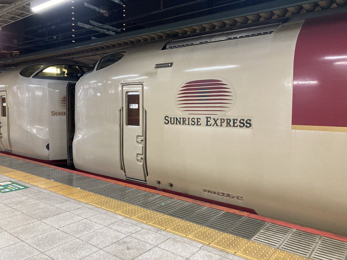 kiha54500's tweet photo. 今日発の下りサンライズ号は第3編成（瀬戸側）＋第1編成（出雲側）です！ 西へ向かいます． https://t.co/YTYRcIyCbe