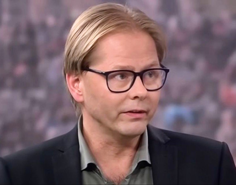 AdonGerdes's tweet photo. ANDERS LINDBERG HAR DRAGIT PÅ SIG OFFERKOFTAN IGEN

Han skriver att ”SD hatar Aftonbladets ledarsida”.

Nej, Anders. Du har i åratal demoniserat SD och dess väljare: ”Högeråsikter kan vara dold sjukdom”, ”fyra nyanser av brunt”.

Nu bölar du över mothuggen.

#SD #Aftonbladet https://t.co/HORo8jiQkn