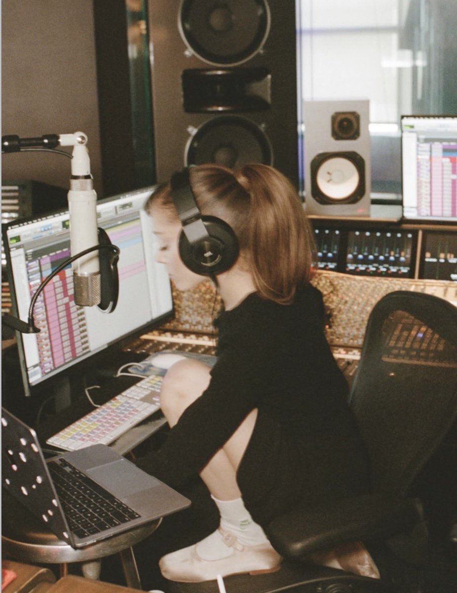 arianagrandebr's tweet photo. PRODUTORA ARIANA GRANDE https://t.co/bnYkKeSrZl