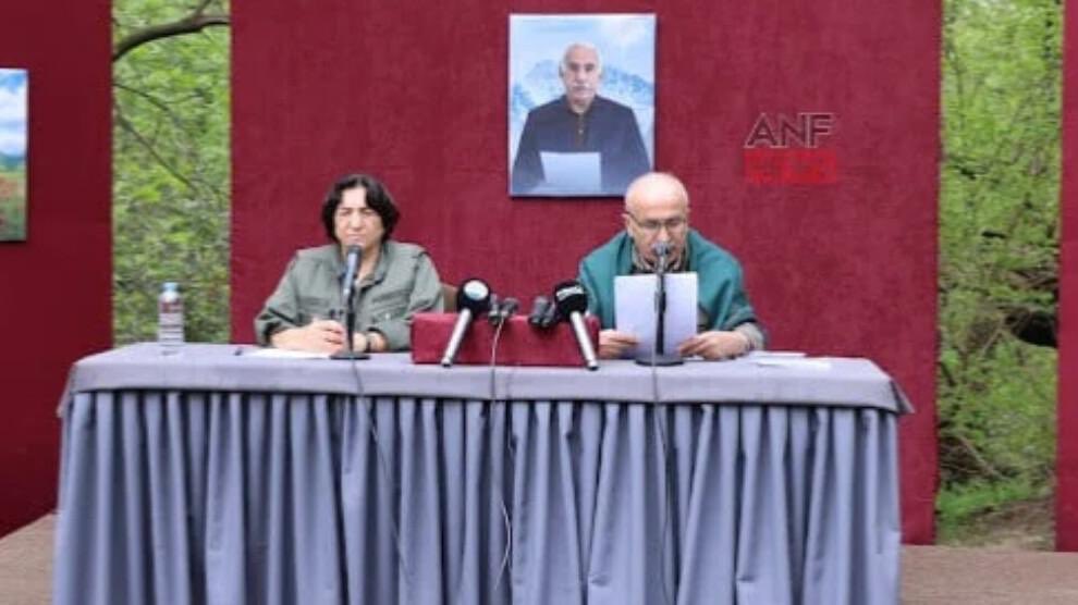 dengeheqiqete78's tweet photo. Sernavê  Tevgera Azadiya Kurdistanê derbarê qanûna çarçoveyî de daxuyaniyek hat dayîn.

"Qanûn tenê dema ku ji hêla Rêber Apo ve were bicîhanîn û birêvebirin, dikare were bicîhanîn." https://t.co/li6OabOUqF