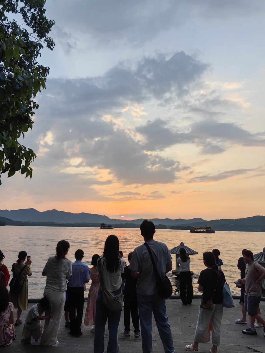 FredaRaymohbz4's tweet photo. Our campus photography club is hosting a free sunset shooting session at the Central Lake this Saturday (6PM)! Bring your camera, meet new friends, and capture stunning golden-hour vibes. RSVP via DM now~ https://t.co/j2KTuSobke