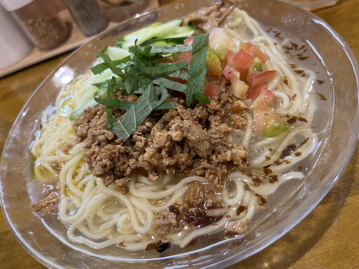 kazuracing's tweet photo. 昨日鶴見へ移動して麺屋ぬまたさんへ😋始まったぬまたさんの冷やしを食べに行って来ました😋夏期限定塩の冷やし麺を早速頂きました😋いや〜キンキンに冷えた塩スープに肉味噌が入り最初はそのまま塩スープで徐々に肉味噌混ぜてやるとまた違う感じになって彩り夏野菜、焦がし玉ねぎ油、バジル油また旨し https://t.co/ye18889t4A