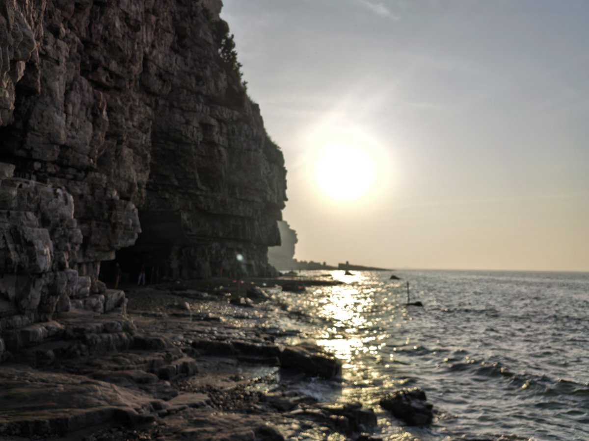 ApplemooreMoore's tweet photo. Caught the golden hour glow by the coastal cliff—waves crashing, wind in my hair, and the best unplanned sunset I’ve had all year.  #TravelBliss https://t.co/cjKWYl3N9M