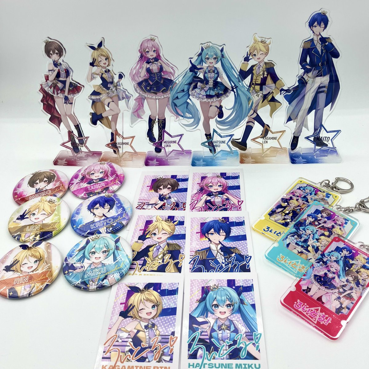 project_loidol's tweet photo. ˗ˏˋ 💎お品書き💎 ˊˎ˗  

#マジカルミライ2026 OSAKA
クリエイターズマーケットの
お品書き・グッズ写真を公開✨

特典のチェキ風カードは、
今年は1枚目を選べる仕様に大変更！

あなたの推しをぜひゲットして下さい！

【会場購入特典(3,000円ごとに1枚)】 
・チェキ風カード

#ろいどる https://t.co/BcB4skHFhv