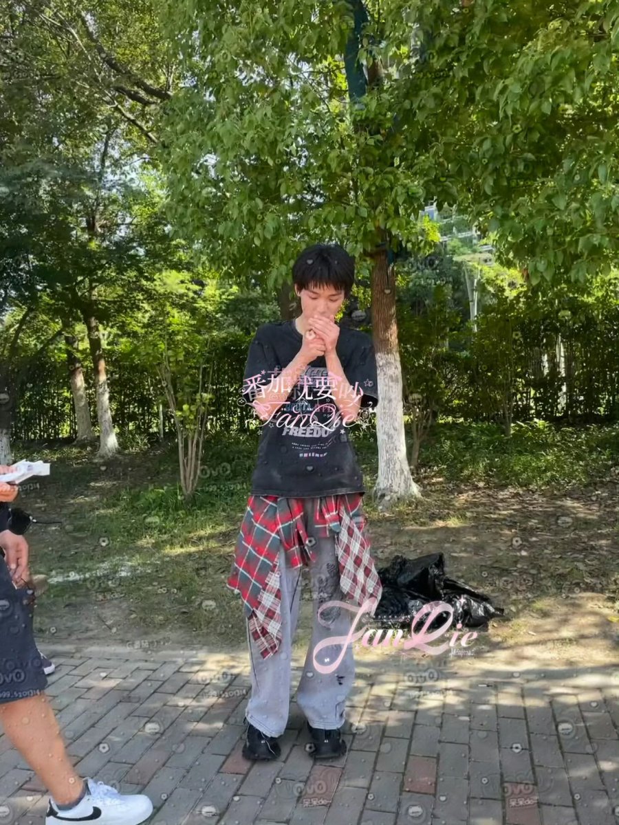 seikowakei's tweet photo. Yueyue looks tiny🤏🏻 https://t.co/wX9FCkP7bP