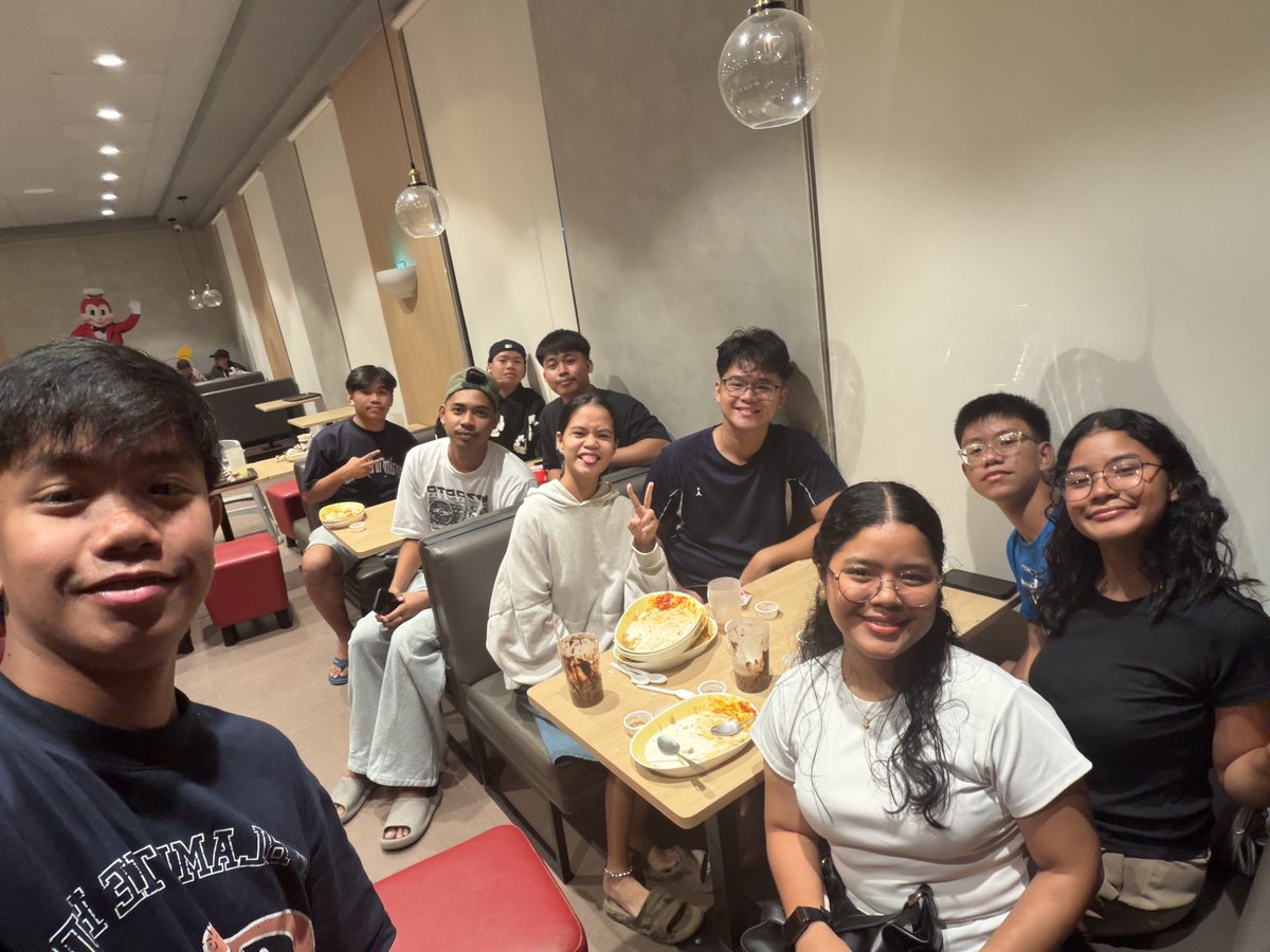 HierasEdz's tweet photo. Another core memory! Had the chance to meet my fam sa mother side , brought already some mother’s day treat (sa mga kapatid ng mother ko) not knowing na ganto pala kadami ang kasama ko mag dinner BAHAHAHA na para bang nag pa bday party ako sa jollibee 🤣 It was nice meeting y’all https://t.co/wq1O55PrGC