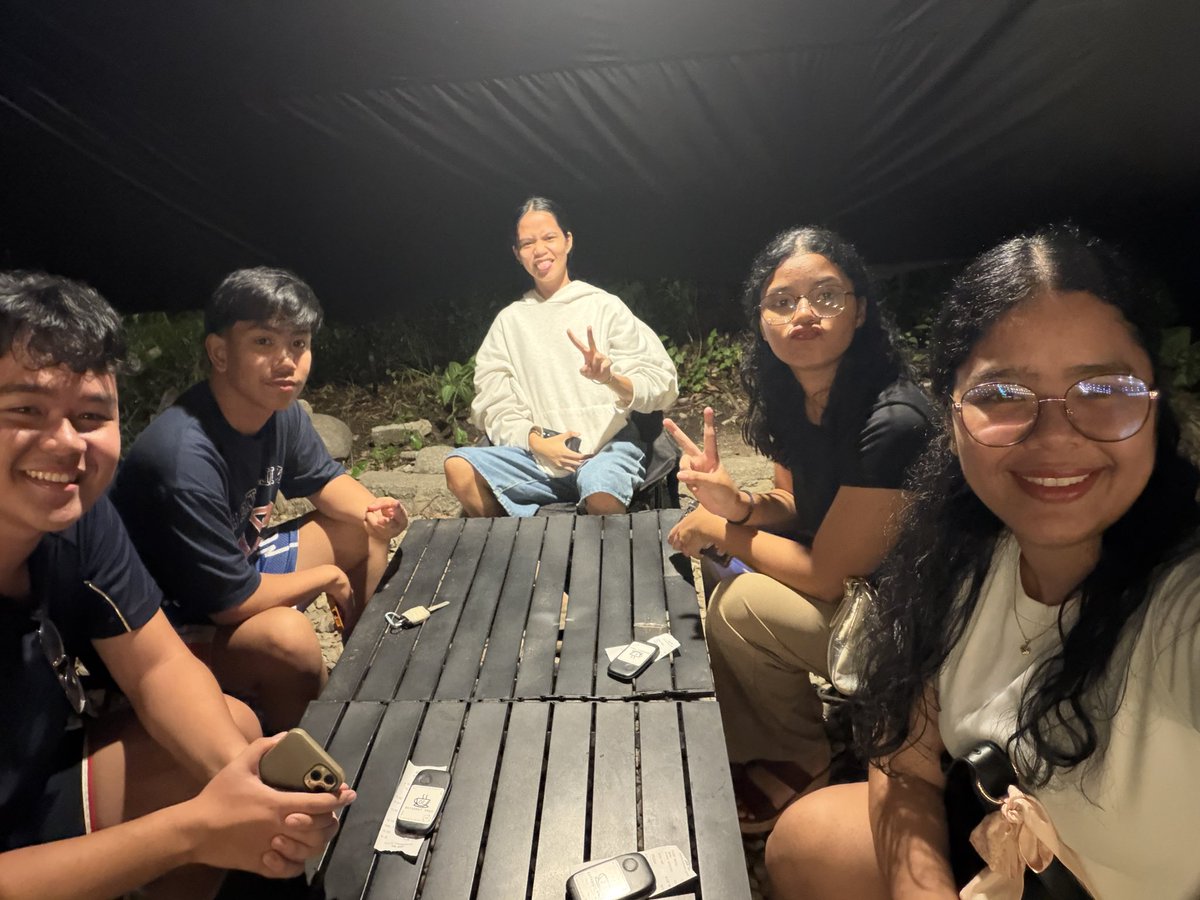 HierasEdz's tweet photo. Another core memory! Had the chance to meet my fam sa mother side , brought already some mother’s day treat (sa mga kapatid ng mother ko) not knowing na ganto pala kadami ang kasama ko mag dinner BAHAHAHA na para bang nag pa bday party ako sa jollibee 🤣 It was nice meeting y’all https://t.co/wq1O55PrGC