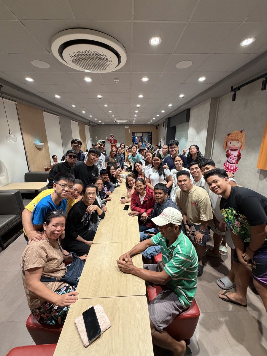 HierasEdz's tweet photo. Another core memory! Had the chance to meet my fam sa mother side , brought already some mother’s day treat (sa mga kapatid ng mother ko) not knowing na ganto pala kadami ang kasama ko mag dinner BAHAHAHA na para bang nag pa bday party ako sa jollibee 🤣 It was nice meeting y’all https://t.co/wq1O55PrGC