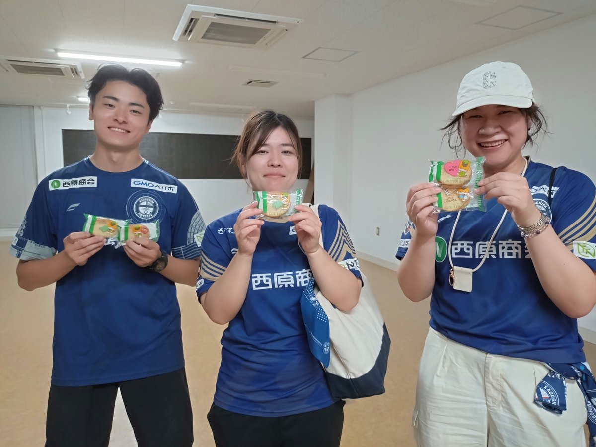 castunited's tweet photo. 開幕戦では、風、雨、灰の三重苦の中、9000人近い方にご来場いただき、ありがとうございました。

強風のため色々と変更があり、皆様にご迷惑をおかけしましたが、事故もなく勝利となり、ホッとしました。

そして、#ユナキャスト に差し入れも！
ありがとうございます。

#鹿児島ユナイテッドFC https://t.co/79LSoFFGJ4